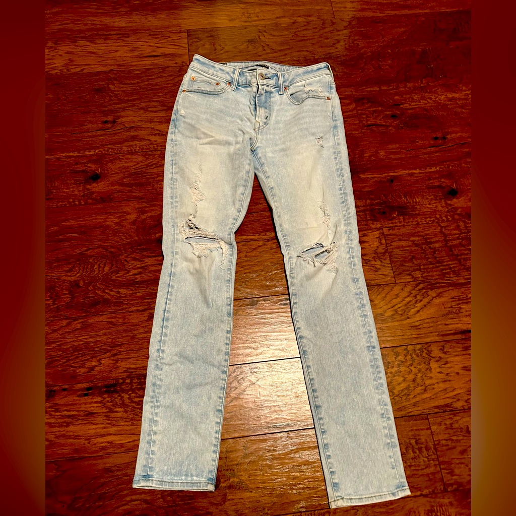 American Eagle Trendy Light Blue Ripped Jeans